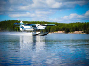 Arrivez en hydravion dans votre lodge de pêche sportive!